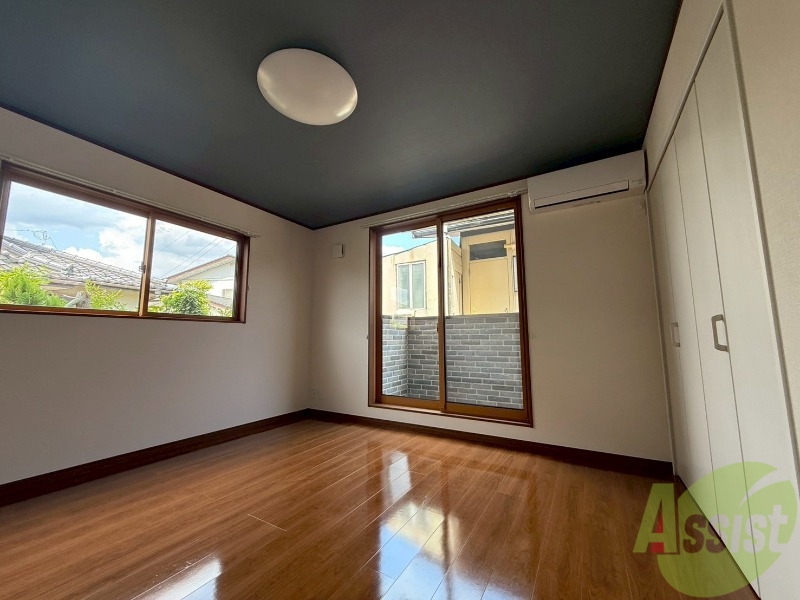 居室・リビング　キレイなフローリングのお部屋。広さもいい感じです。