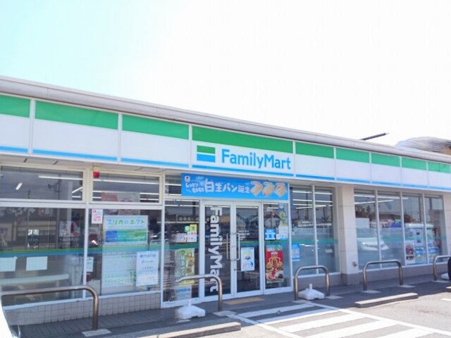コンビニ　ファミリーマート（コンビニ）まで500m