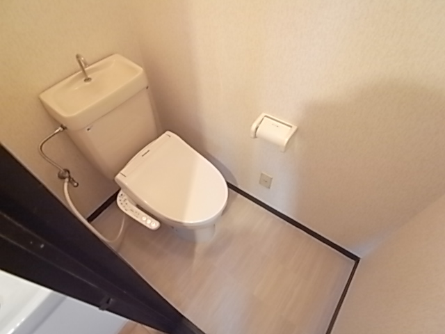 トイレ　落ち着いた色調のトイレです