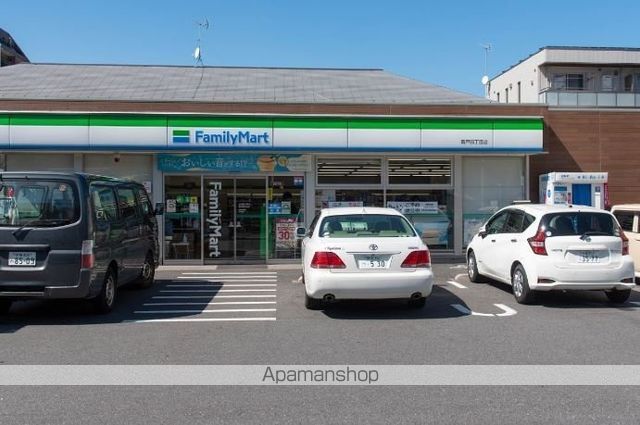 コンビニ　ファミリーマート（コンビニ）まで825m