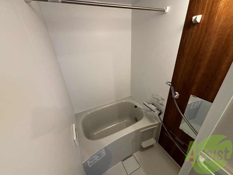 バス・シャワールーム　浴室はシンプルなデザイン。追い焚き機能付きです。