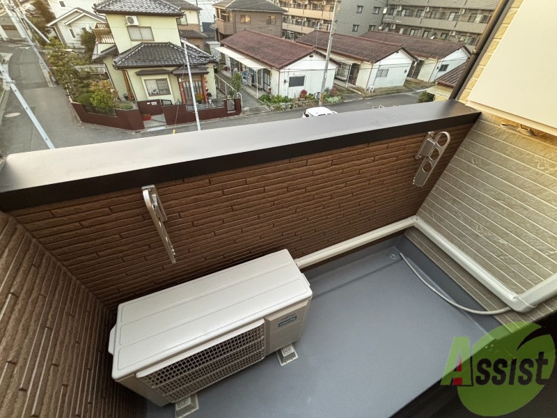 バルコニー　バルコニーは洗濯物を干すのに十分な広さがありますね。