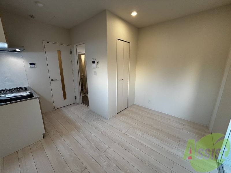 居室・リビング　白を基調とした綺麗なお部屋ですね。