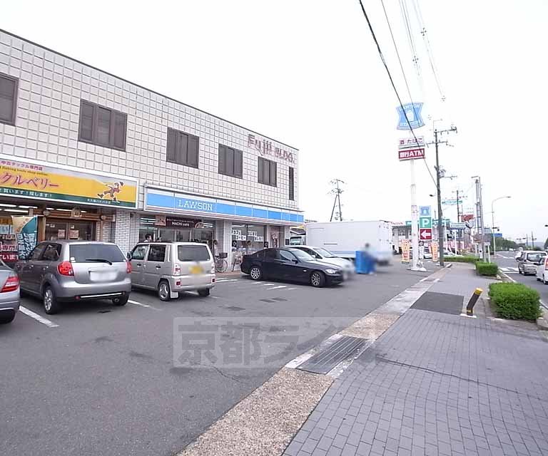 コンビニ　ローソン木津川病院前店（コンビニ）まで590m