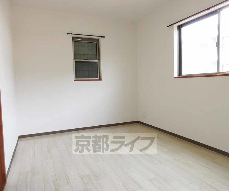 居室・リビング　収納棚付きのリビングです