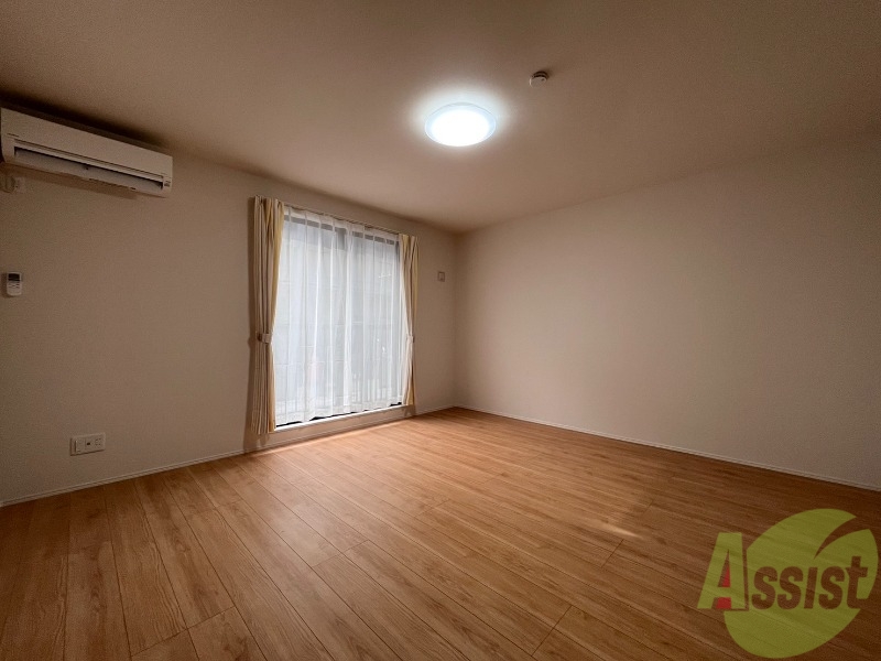 居室・リビング　南向きの大きめの窓から日差しがたっぷり入る明るいお部屋です。