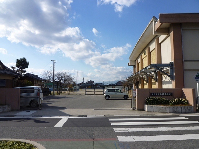 小学校　鈴鹿市立玉垣小学校（小学校）まで608m
