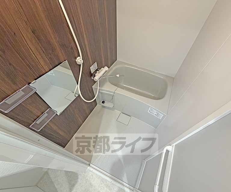 バス・シャワールーム　鏡のついた便利なお風呂