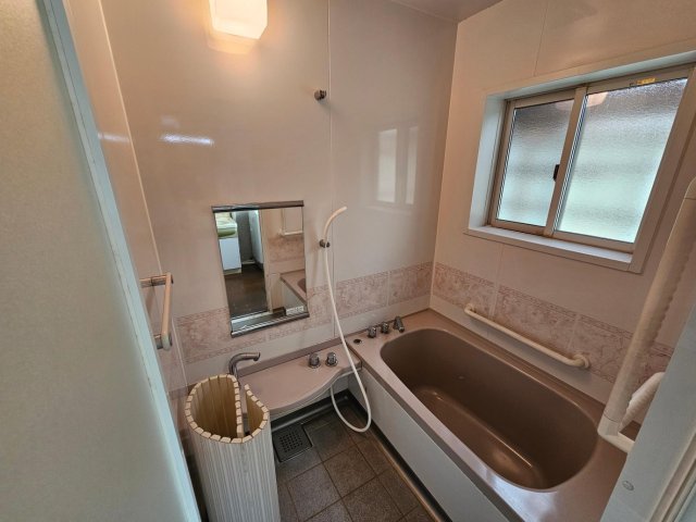 バス・シャワールーム　ユニットバスはお掃除しやすい0.75坪の広さです。