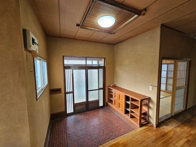 玄関　広い玄関は下駄箱付き。風除室併設で悪天候時でも安心です。