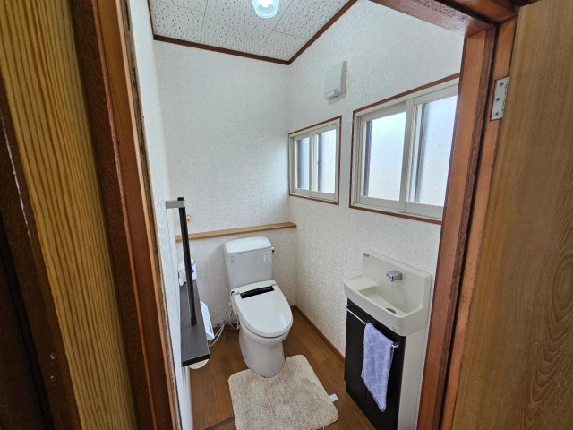 トイレ　トイレは温水洗浄便座で二重サッシ。冬でも快適です。