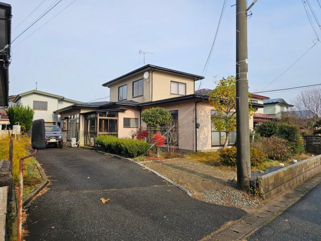 建物外観　閑静な住宅地で駅まで徒歩3分の近さ。車庫兼物置もあります。
