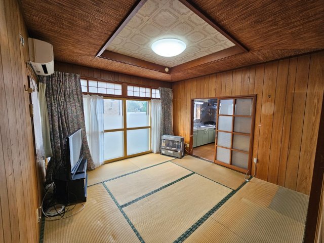 居室・リビング　約14帖あるLDKはFFストーブとエアコン設置済です。