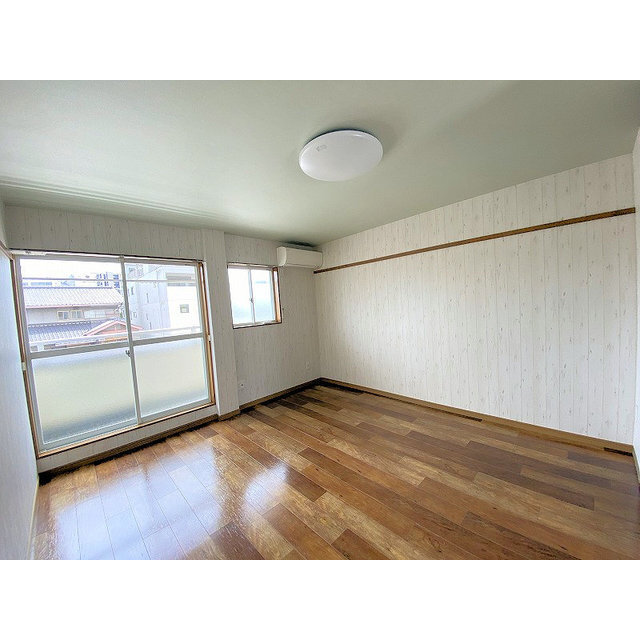 居室・リビング　写真は他室使用