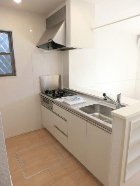 キッチン　システムキッチン３口、グリル付き　窓も付いてます