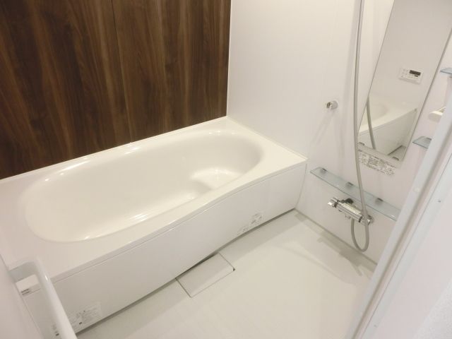 バス・シャワールーム　ゆったりとした一坪の浴室