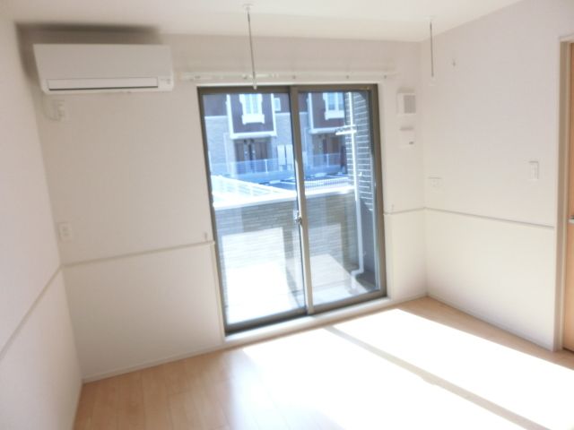 その他部屋・スペース　明るいリビング、エアコン完備