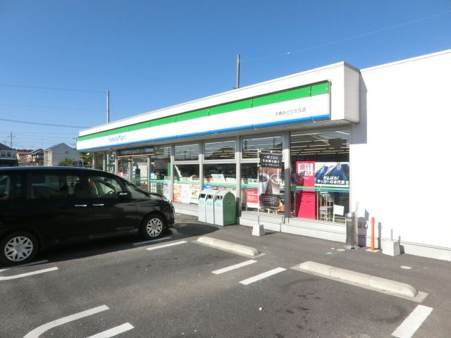 コンビニ　ファミリーマート（コンビニ）まで611m