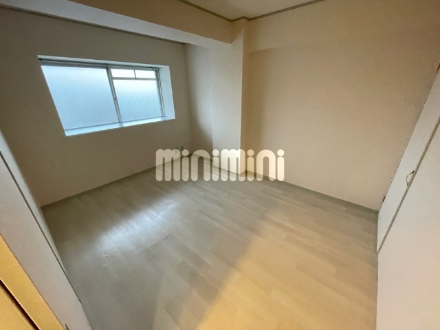 その他部屋・スペース　北洋間・北窓からさす光も明るいですよ。