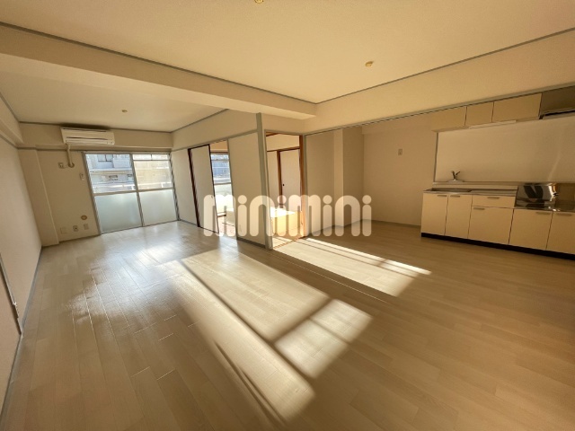 居室・リビング　リビングから畳にのお部屋にごろり。