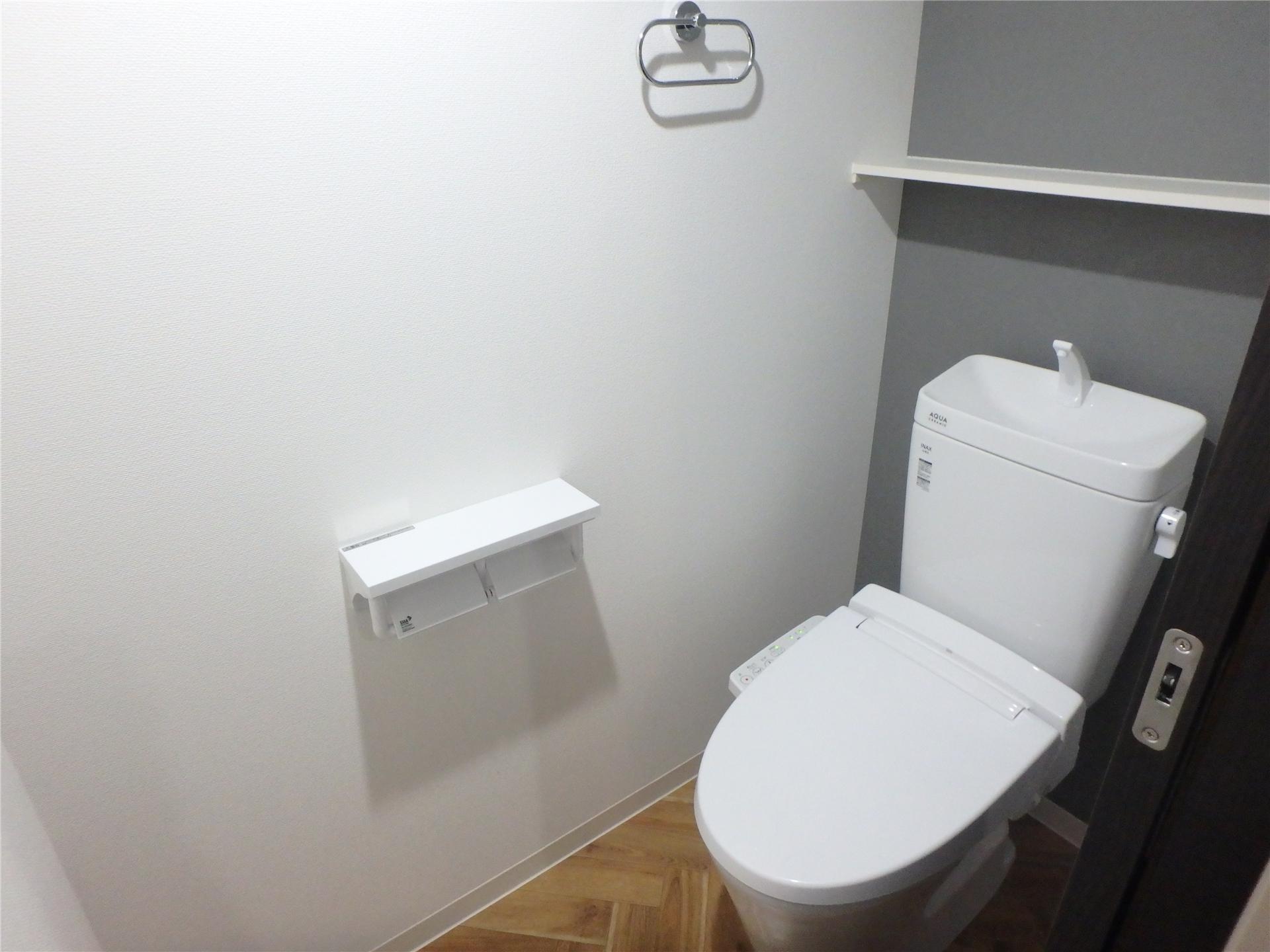 トイレ　小物などが置けるトイレットペーパーホルダー付きです