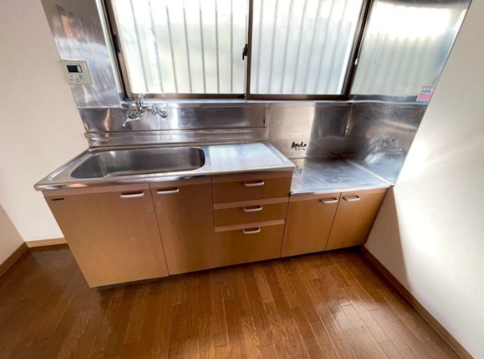 キッチン　窓付きの明るいキッチンです。