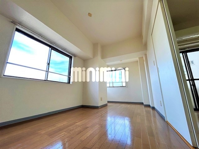 その他部屋・スペース　ベランダ側から見たリビング