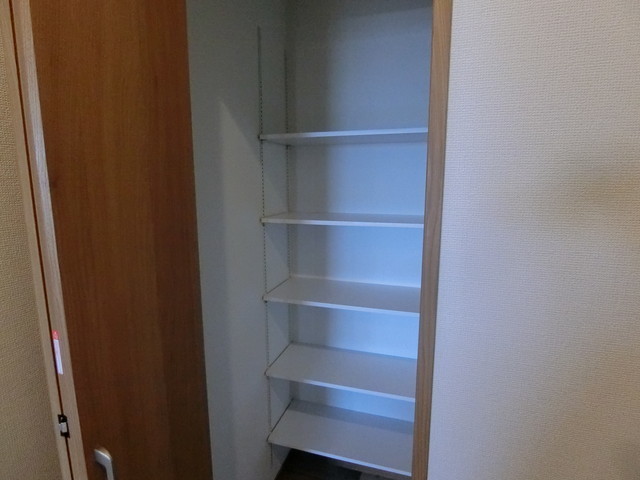 玄関　シューズボックスが広く、靴好きの方も安心ですね