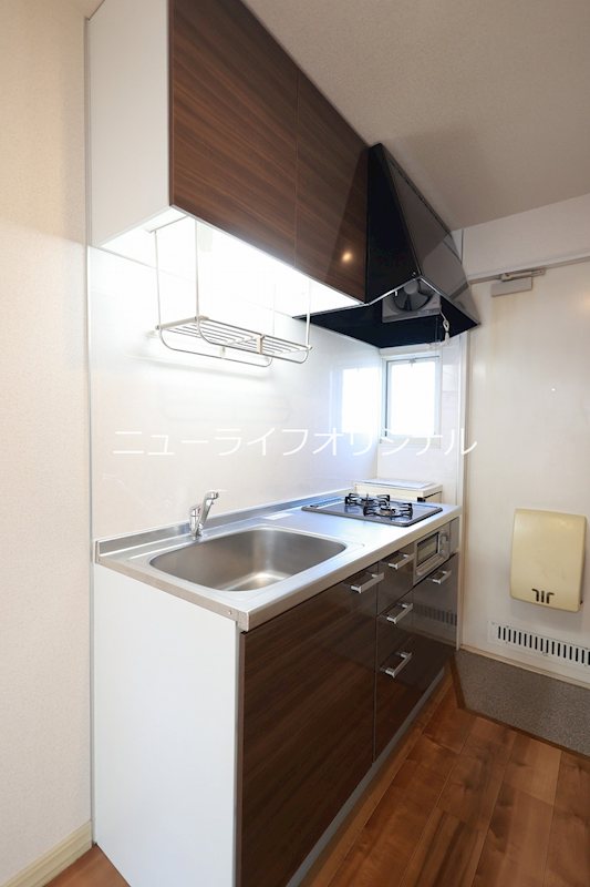 キッチン　木目調の吊戸棚付キッチン！