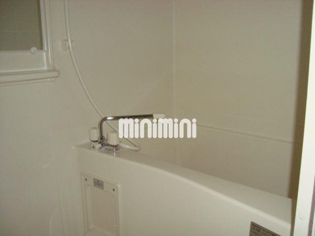 バス・シャワールーム　ゆったりとお湯に浸かれる浴槽です。