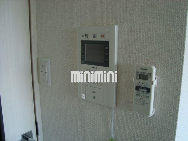 玄関　人気のＴＶモニターホンで来訪者が確認できますね。