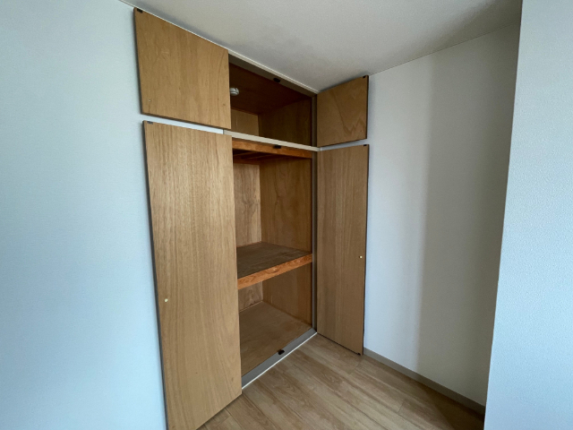 収納　上下に区切られた大きな収納