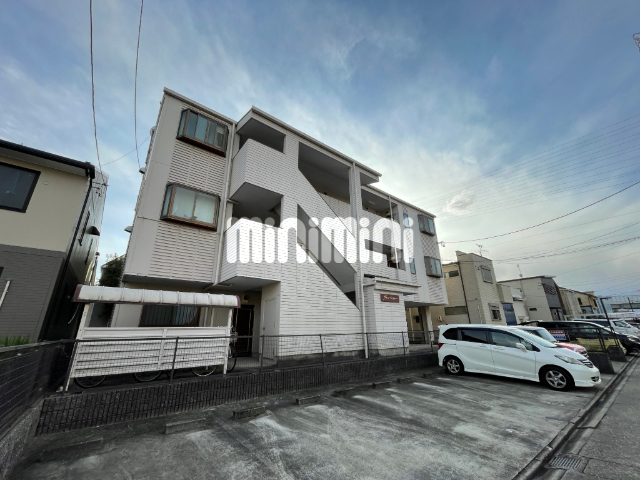 建物外観　駐車場付き