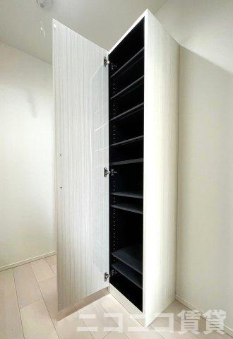 玄関　身長の高さくらいのシューズボックス！モデルルームの為、現状を