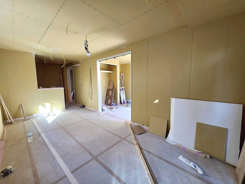 居室・リビング　別室参考写真、建築中