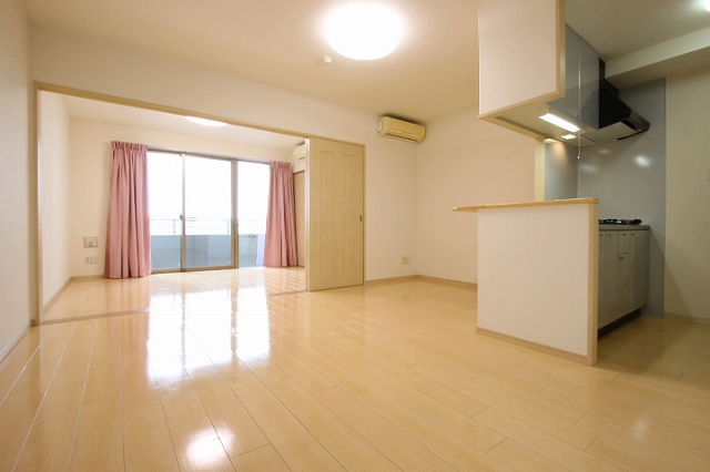 居室・リビング　同物件、別号室のものです。