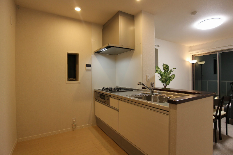 キッチン　冷蔵庫や食器棚もスッキリ置けます。窓付きで換気も出来ます。