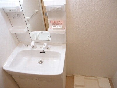 洗面設備　明るい洗面所です