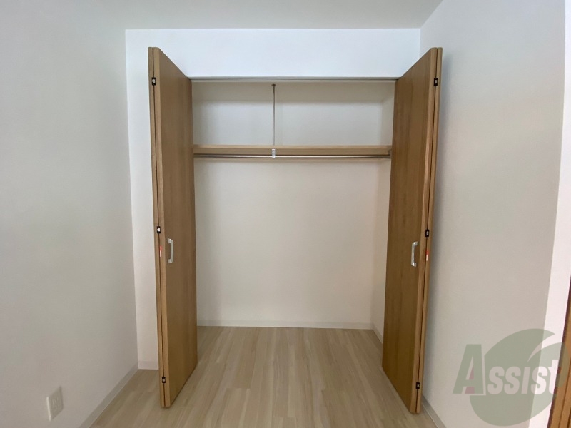 収納　こちらの収納にはハンガーをかけて服もしまえますね。