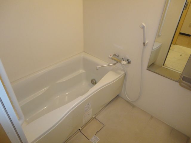 バス・シャワールーム　ゆったりとしたバスルーム