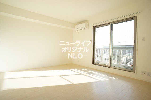 居室・リビング　10帖の居室スペース☆白を基調とした明るく清潔感のある空間☆