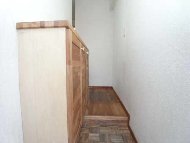 玄関　かなり大きな靴箱