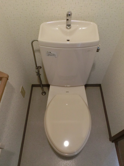 トイレ　上部に収納があるのでトイレがスッキリ使えますよ。