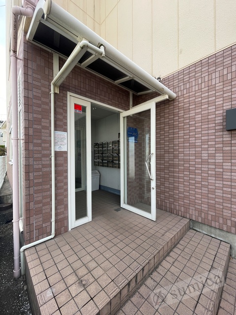 エントランス　明るいエントランスであなたのお帰りをお待ちします＾＾