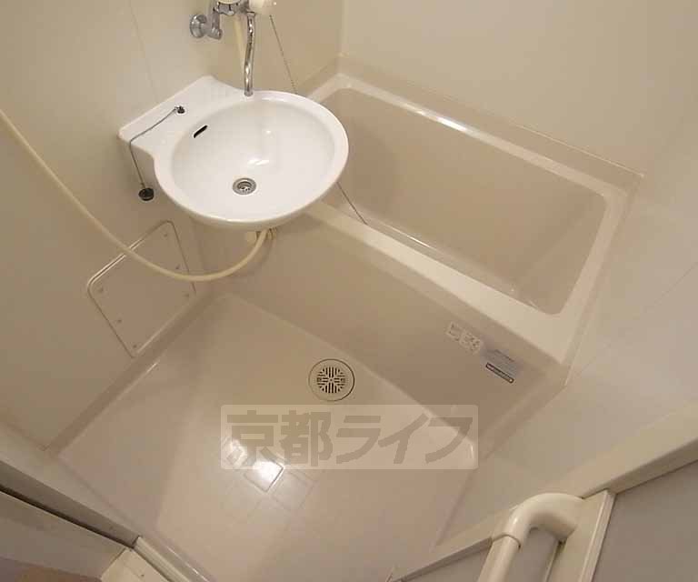 バス・シャワールーム　シンプルなバスルーム