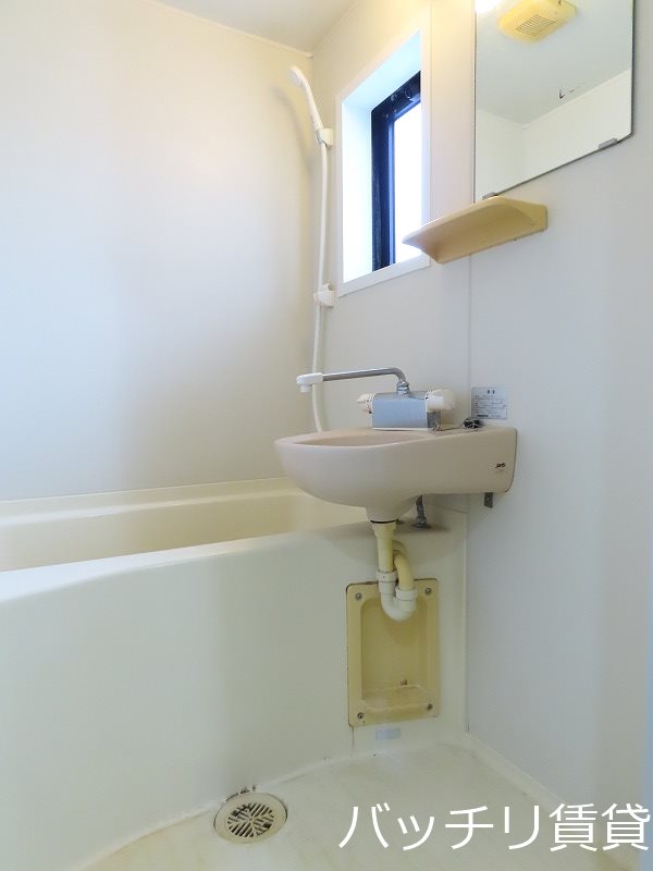 バス・シャワールーム　画像は別号室タイプの為、現状を優先致します。