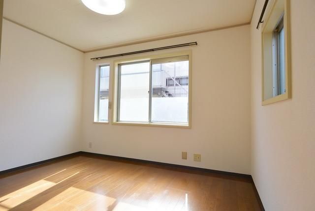 居室・リビング　★角部屋で２面採光で明るく風通しの良いお部屋です★