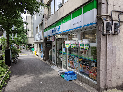 コンビニ　ファミリーマート西麻布一丁目店（コンビニ）まで582m