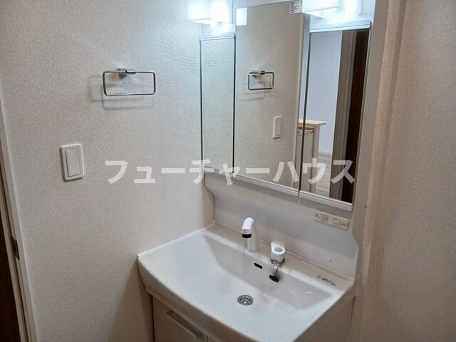 洗面設備　ゆったりとスペースのある洗面所