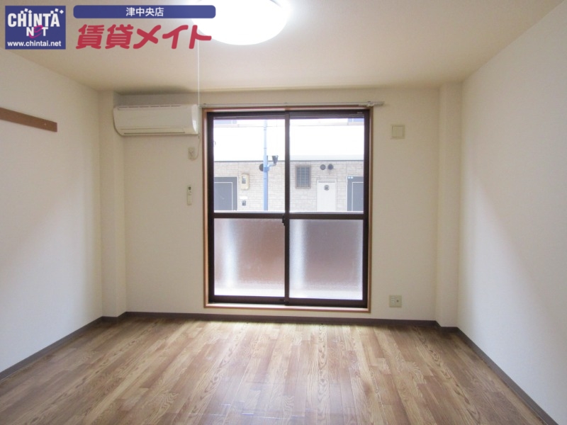 居室・リビング　同建物別部屋写真です